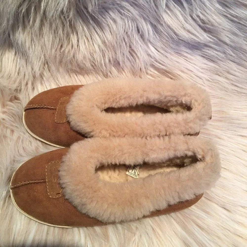 Ugg slippers SIZE 4